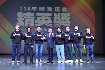 2025體育運動精英獎24日舉行頒獎典禮，「特別獎」頒給在世界棒球12強賽奪冠的台灣代表隊，由行政院長卓榮泰(左四)親自頒獎。(運動部提供)