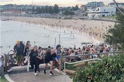 澳洲雪梨知名景點邦代海灘（Bondi Beach）14日發生槍擊案，驚嚇的遊客紛紛逃離現場。