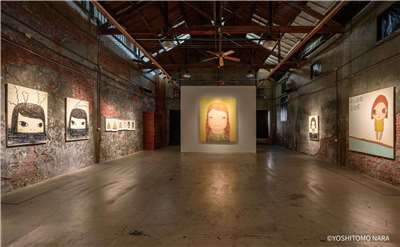 「跟著朦朧潮濕的一天回嘉」展出共72件作品，涵蓋大型繪畫、攝影、陶器、旅德時期素描，以及奈良美智在台南隔離時期的創作。(文總提供)