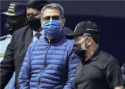 美國聯邦監獄收容人查詢系統顯示，宏都拉斯前總統葉南德茲1日從美國監獄中獲釋。圖為總統葉南德茲2022年4月被引渡至美國。資料照。(AFP)