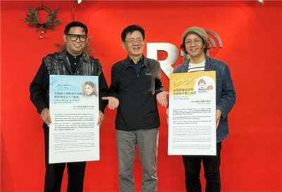 Rti央廣總臺長張瑞昌(中)與菲律賓的移工藝術家馬力歐(左)、日本的插畫家璃寬(右)合影。(陳曉泠提供)