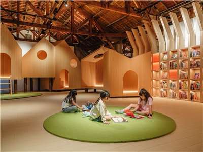 「繪本故事屋」設計保留建物木屋架的質地與歲月痕跡。(文化部提供)