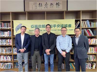 紐西蘭坎特伯里大學陳永福教授認為，台灣具備跨區域合作的影響力。左起：林子立、陳永福、張峻豪、蔡東杰與吳俊德等政治學者。圖：東海大學政治學系提供