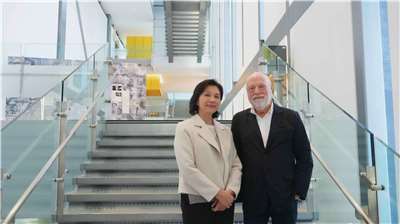 新北市美術館加入「歐亞動態影像委製計畫」。圖為新美館館長賴香伶(左)與哈恩・內夫肯基金會創辦人哈恩・內夫肯（Han Nefkens）(右)。（新北市美術館提供）