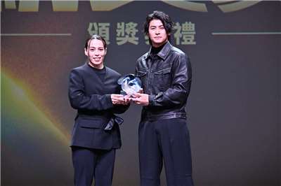 奧運舉重金牌郭婞淳頒發精英獎最佳男運動員獎予十二強MVP台灣隊長棒球選手陳傑憲(右)。(運動部提供)