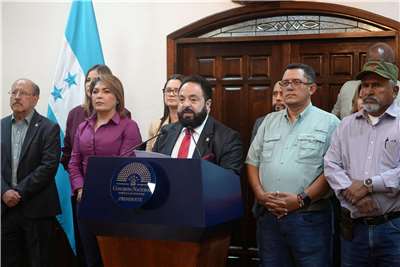 宏都拉斯國會議長芮登杜與常設委員會成員一同召開記者會，宣布不承認大選結果 。
