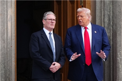 圖為美國總統川普(Donald Trump)今年7月在蘇格蘭與英國首相施凱爾(Keir Starmer)會談。(檔案照)