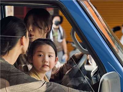 代表台灣角逐2026年奧斯卡獎的電影「左撇子女孩」入圍最佳外語片，9歲童星葉子綺（中）入圍最佳年輕演員，圖為劇照。（光年映畫提供）