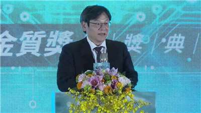 國發會8日舉行「第22屆機關檔案管理金檔獎暨金質獎」頒獎典禮，國發會主委葉俊顯（圖）感謝13個得獎機關及13位檔案工作者用專業的熱情守護這些珍貴的記錄。 (翻攝自FB@國家檔案館 National Archives)