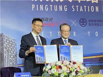 台鐵公司董座鄭光遠(右)10日與達麗建設董事長謝志長(左)簽署「屏東火車站都更案」。(吳琍君攝)
