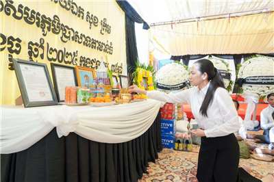柬埔寨第一夫人比夏蒙尼(Pich Chanmony)出席陣亡士兵葬禮 。(FB@Dr.Hunmanetofcambodia)