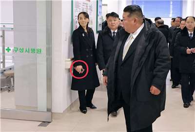 北韓領導人金正恩(Kim Jong Un)大權在握的胞妹金與正(Kim Yo Jong)，被發現可能使用中國製的折疊式智慧型手機。(AFP/KCNA)