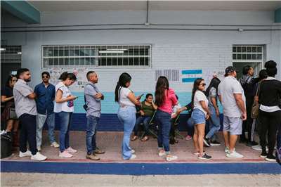 宏都拉斯11月30日舉行總統大選，民眾排隊投票。