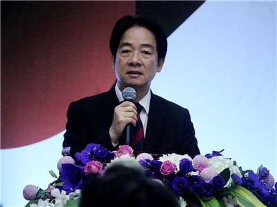 賴清德總統10日出席亞洲民主人權獎頒獎典禮前受訪表示，面對中國威脅，政府有責任維護區域穩定，希望在野黨理性務實面對國防特別預算 (央廣記者王照坤 攝)
