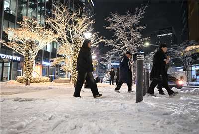 韓國首爾4日晚上下起今年第一場雪。 (AFP)