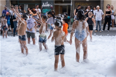 歐盟監測機構預期，2025全球氣溫恐繼續飆高，追平第2熱紀錄。圖為西班牙7月熱浪來襲，民眾戲水消署。資料照片。