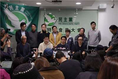 屬香港民主黨派之一的民主黨2025年底召開特別會員大會，正式表決通過解散該黨及清盤（清算），民主黨主席羅健熙（前排中）即宣布該黨終止運作。(中央社）