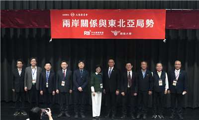 開南大學與央廣於11日共同舉辦「2025兩岸關係與東北亞局勢研討會」。與會者包括：陸委會副主委沈有忠（左五）、開南董事長顏志光（右五）、副校長陳文甲（右一）、央廣董事長賴秀如（右六）、總台長張瑞昌（右四）。(Rti)。