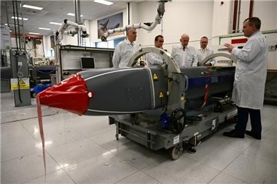 英國國防大臣希利(John Healey)(中)與法國國防部長勒克努(Sebastien Lecornu)7月間視察「暴風之影」（Storm Shadow）巡弋飛彈。(檔案照)