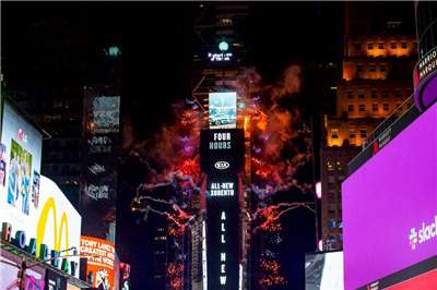 一項調查顯示，許多美國人計劃跨年夜追劇或滑手機，甚至早早上床睡覺，2/3的人打算完全跳過慶祝活動。圖為美國紐約時代廣場跨年倒數資料照。(Kathryn Cooper/Times Square Alliance)(timessquarenyc@FB)