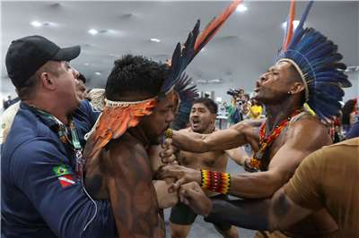 數十名原住民抗議人士11日強行進入COP30氣候峰會會場，並在入口處和安保人員爆發衝突。