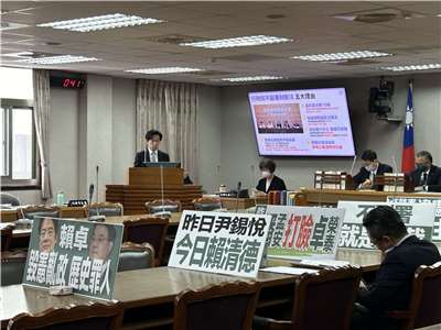 司委會今天(18日)邀請總統府秘書長、行政院秘書長、司法院、法務部就「立法院三讀通過之法律經行政院依中華民國憲法增修條文第3條第2項移請立法院覆議，經全體立委1/2以上決議維持原案，行政院長不依法副署、總統不依法公布施行，對我國憲政民主及法制之戕害及相關法律責任之追究」進行專題報告，並備質詢。行政院秘書長張惇涵接受立委備詢。(趙婉淳 攝)