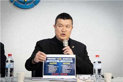 內政部次長馬士元4日於刑事局宣布，由於中國影音平台小紅書充斥詐騙及色情訊息，母公司卻不願改善或回應，因此依《詐防條例》於即日起，對其採取「網路停止解析及限制接取」處置。(楊仁翔 攝)