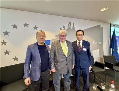 柏林台灣會議2025以「勇闖風暴」為題討論台德關係。（右）台德民間論壇台方共同主席林敏驄教授、（中）駐德國代表處谷大使瑞生、（左）台德民間論壇德方共同主席包瑞翰。圖：駐德代表處提供