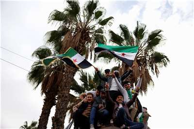 敘利亞人們聚集在大馬士革的奧米亞廣場，慶祝阿薩德政權垮台一週年。