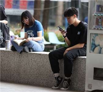 115學年度四技二專甄選入學簡章4日公告，一般組有120校提供3萬4813個名額，是近10年新低。圖為考場資料照。(圖：中央社)