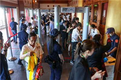 學者建議，應善用感應閘門科技，提升人潮出入的安全。圖為金屬探測門。(中央社資料照)