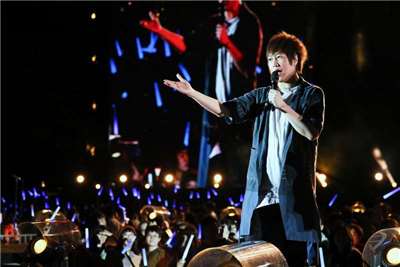 五月天阿信上海演唱摔下舞台，相信音樂：狀況良好。（檔案照／相信音樂提供）