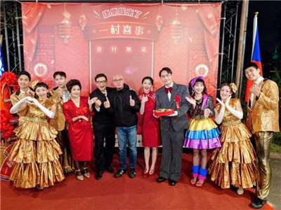 邊看戲邊吃辦桌《一村喜事：康樂隊來了》！圖中間光頭的帥哥就是何故（何故拍攝）