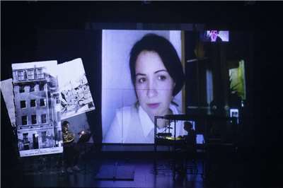 比利時紀錄劇場柏林《柏林製造》透過演員、樂手、燈光、模型、投影等，整合出一個多維度空間，訴說戰火中不可思議的故事。(©Koen Broos／台中國家歌劇院提供)