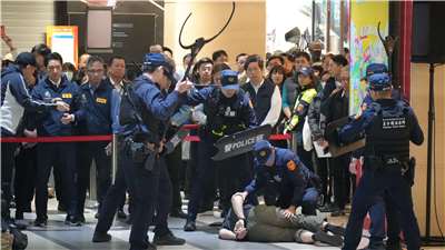 北市府26日在市府捷運站、市府轉運站舉辦「高強度危安演練」，模擬歹徒無差別攻擊，並發送細胞簡訊提醒民眾，台北市長蔣萬安親自督軍坐鎮。(劉玉秋攝)