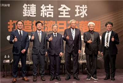 經濟部長龔明鑫(左3)15日出席「2026台灣經濟論壇」。他指出，半導體產業是驅動AI科技發展的關鍵，而台灣半導體在AI供應鏈中具備核心優勢，地位猶如冠冕上的明珠。(蔡芃敏 攝)