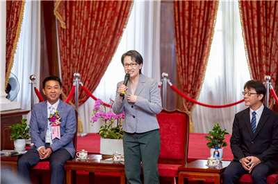 副總統蕭美琴(中)11日接見「建築金石獎」得獎者，肯定並感謝大家在建築領域的貢獻。(總統府提供)