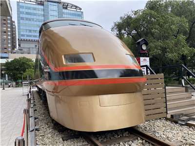 在台北車站東側門廣場展出的東武鐵道「日光詣SPACIA」黃金列車。(吳琍君 攝)