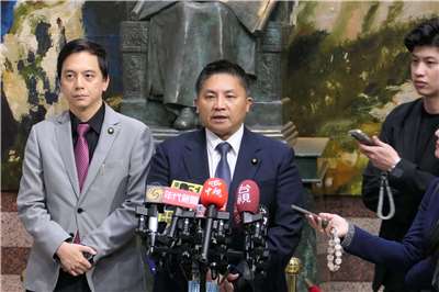 民眾黨今天(3日)徵召宜蘭縣黨部主委陳琬惠參選2026宜蘭縣長，積極布局參選宜蘭縣長、兼任國民黨文傳會主委的立委吳宗憲下午在中常會後受訪表示，對於民眾黨徵召人選參戰，他給予祝福，未來當國民黨推出候選人後，後續如何和民眾黨合作，就由兩黨黨主席協調。(趙婉淳 攝)