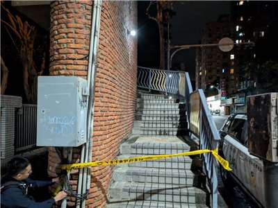 宜蘭外海27日晚間11時5分發生規模7.0地震，為台灣第三起規模破7的地震。圖為新莊丹鳳高中前天橋磁磚掉落，已拉封鎖線。(新北消防局提供)