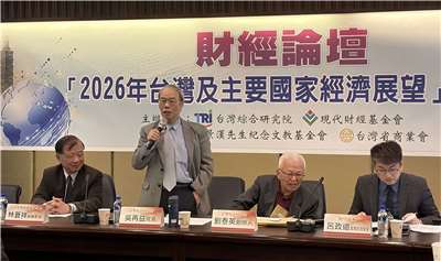 台綜院23日發布經濟展望，台綜院院長吳再益(左2)指出，受惠於全球AI浪潮，拉抬資通訊與電子相關產品需求，台綜院上修台灣今年經濟成長率至7.25%。(蔡芃敏 攝)