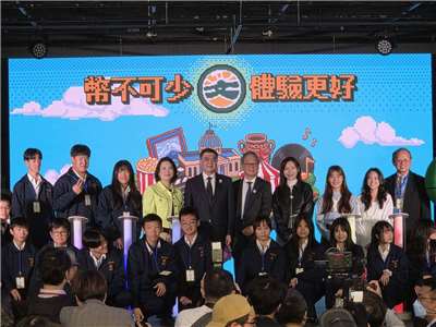 行政院長卓榮泰(左五)與文化部長李遠(右五)29日連袂出席115年文化幣啟動記者會，宣布2026年元旦起，13至22歲青年每人可領1200點。(江昭倫 攝)