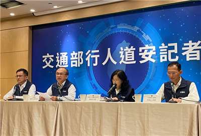 交通部政次陳彥伯(中左)10日率領路政及道安司長吳東凌(左)、公共運輸及監理司長胡廸琦(中右)及公路局長林福山，說明今年1-9月的道安表現。(吳琍君攝)
