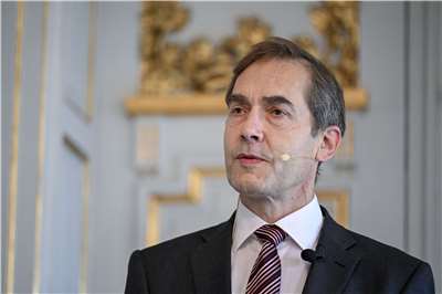 瑞典學院(Swedish Academy)常任秘書馬姆(Mats Malm)辭去職務。