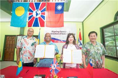 林佳龍(右一)20日在帛琉見證台灣企業佳邦公司與帛琉美麗坵州政府簽署投資合作備忘錄(MOU)，雙方將於帛琉總統府附近共同打造高爾夫球場。(林佳龍臉書)
