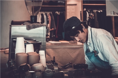 最低工資2026年元旦起將調漲，月薪2萬9500元、時薪196元。(示意圖/Unsplash)