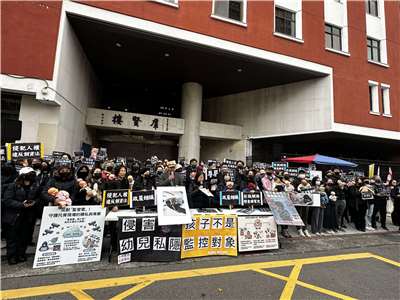 中華孕嬰童聯合總會26日號召全台各地托育中心代表和部分家長，共同到立法院前陳情，希望立委們不要強制托育中心影像上傳。(楊雨青攝)