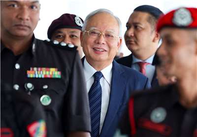 馬來西亞前首相納吉(Najib Razak,中) 申請居家服刑，遭法院駁回。資料照片。
