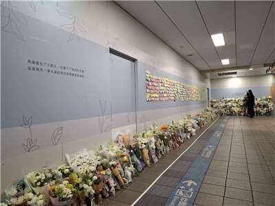 台北捷運公司今天(25日)起在台北車站M7出口處設置悼念牆並設有留言板供民眾悼念在北車隨機攻擊事件中見義勇為而犧牲的民眾余家昶。(台北捷運公司提供)