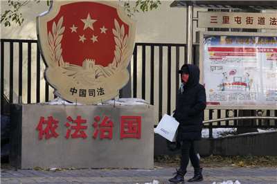 近期一份名單流出，被網友戲稱「全網最忙五人組」，在各種政府招標、藝術比賽、公益補助、期刊編委都可見到這些人，引發網友熱議政府治理空虛。圖為北京街頭宣傳中國法治的宣傳標語示意圖。(美聯社/達志影像)